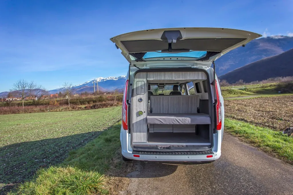 Entreprise spécialisée en aménagement intérieur sur-mesure d'un Ford Transit Custom L2H1 à Lyon et dans le Rhône