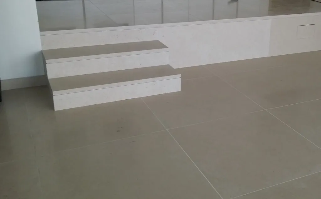 Pierre de Saint-Germain : pierre marbrière aux nuances beige et blanc cassé