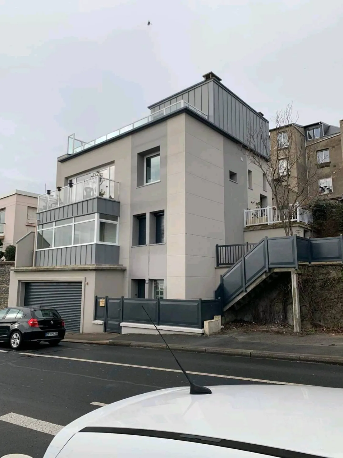 Réalisation d'une isolation par l'extérieur dans le secteur centre ville du Havre (76) - Normandie - Finition ravalement enduit projeté  aspect gratté