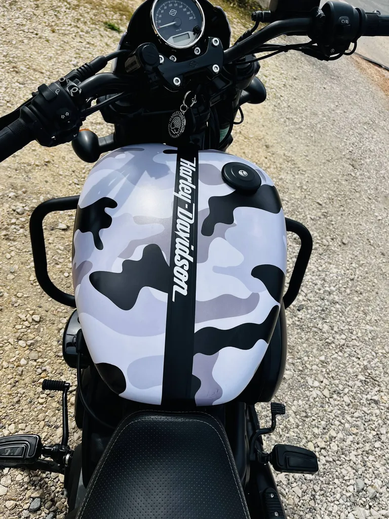 Covering camouflage sur une Harley-Davidson près de Toulon dans le Var