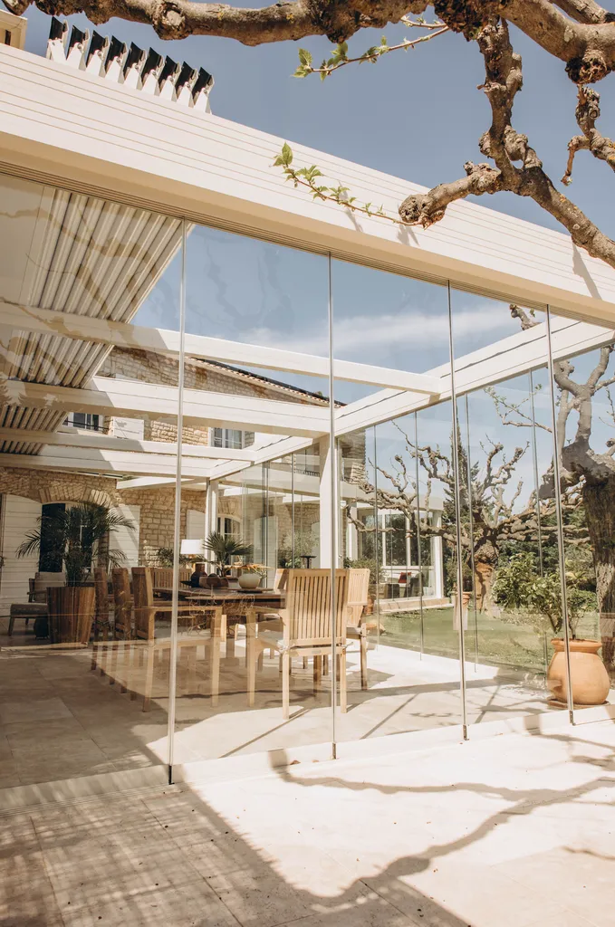 Pergola rétractable avec coulissants de verre panoramiques à Avignon