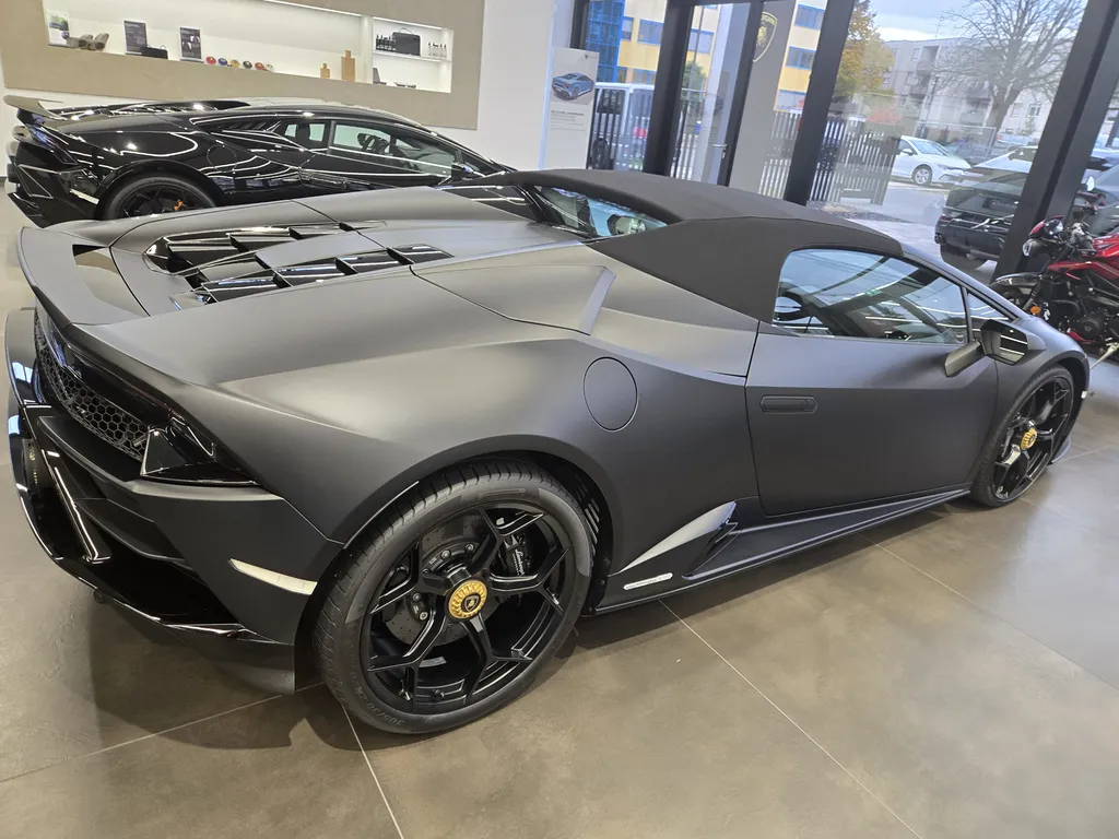 Lamborghini vue avant en showroom Asphalte Diffusion Bordeaux Gironde