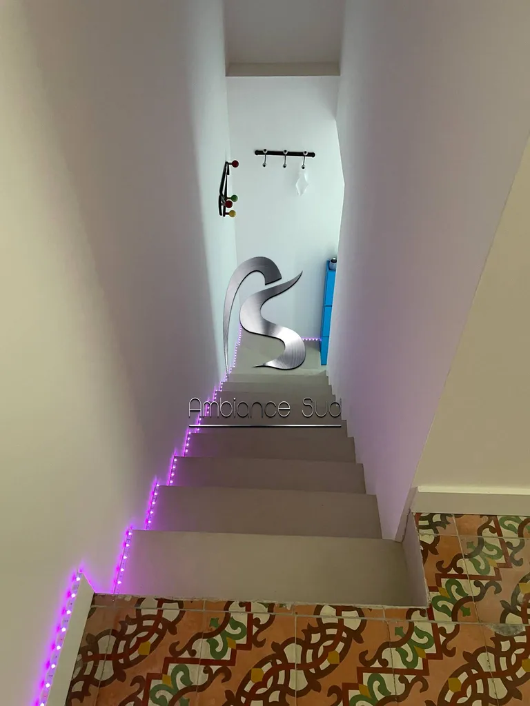 Réalisation d'un béton ciré taloché sur un escalier