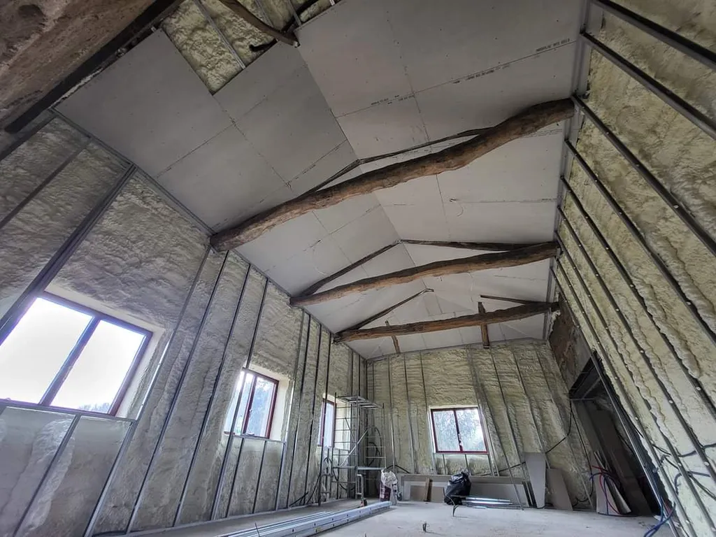 Isolation des murs et rampants par projection de mousse polyuréthane