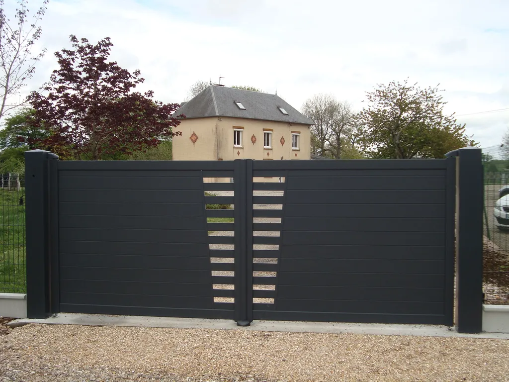 Installation de Portail automatisé en PVC à battants, Portillon coordonné et Clôtures de jardin à Beuzeville dans l’Eure 27 et ses Alentours