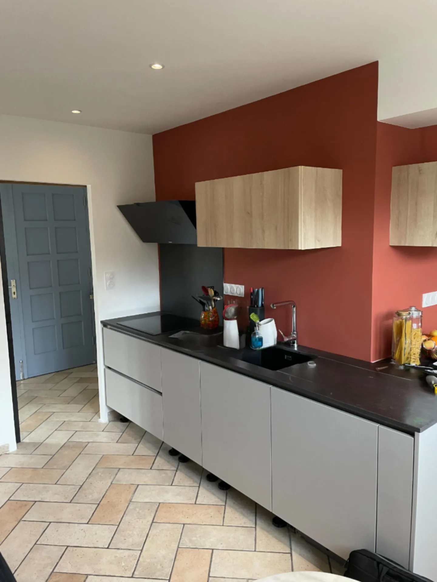Rénovation complète d’une cuisine à Châtillon-sur-Chalaronne dans la Dombes, offrant un espace plus fonctionnel et lumineux.