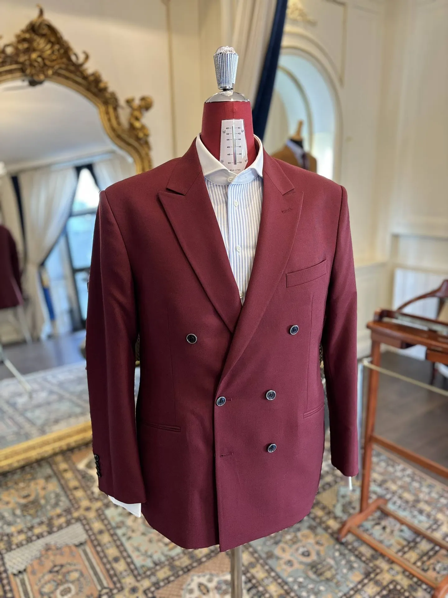 Costume rouge grenade sur mesure Dugdale Brothers & chemise rayée à col blanc