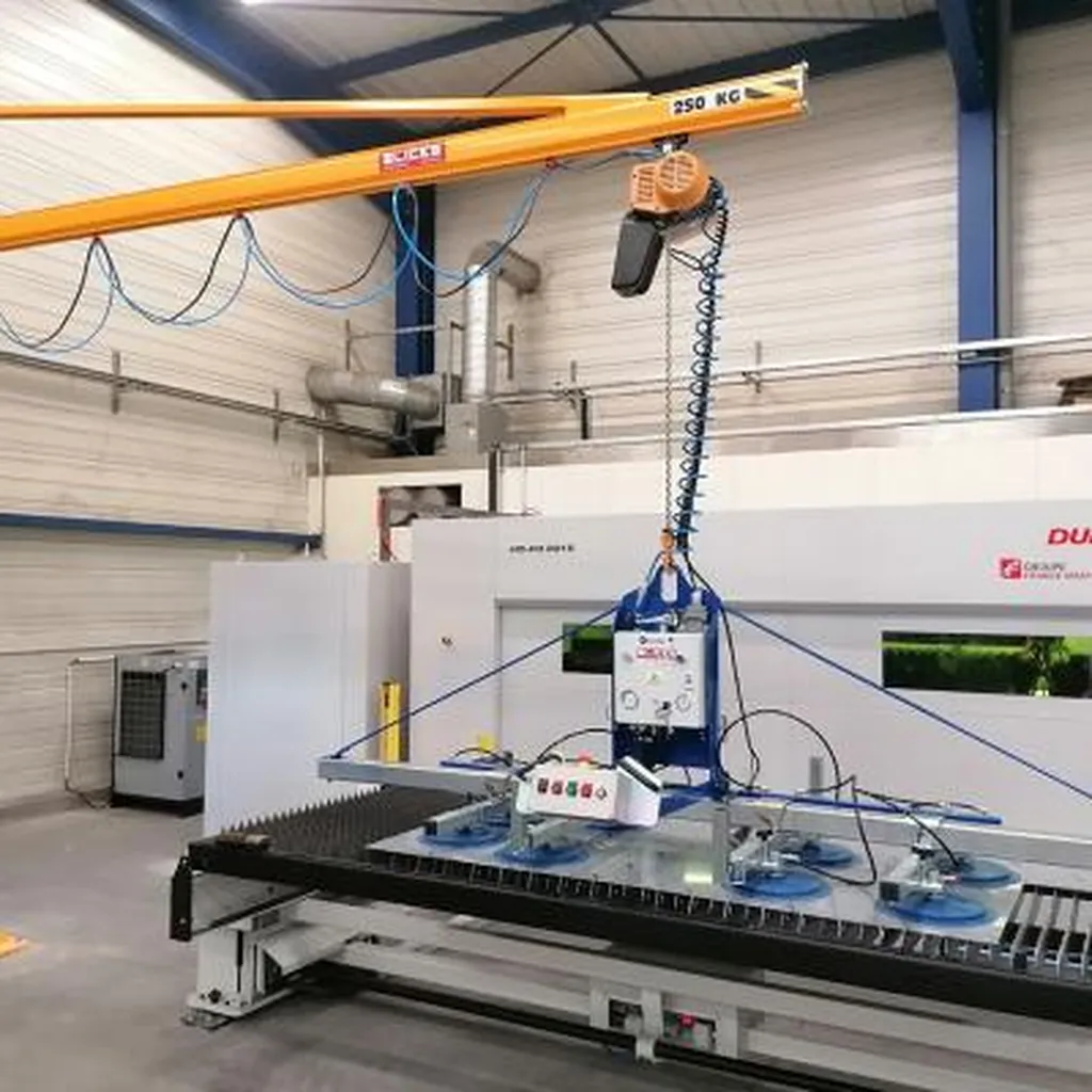 Réalisation d'une potence sur fût palan électrique à chaîne palonnier à ventouse axitec à Bourg-en-Bresse dans l'Ain