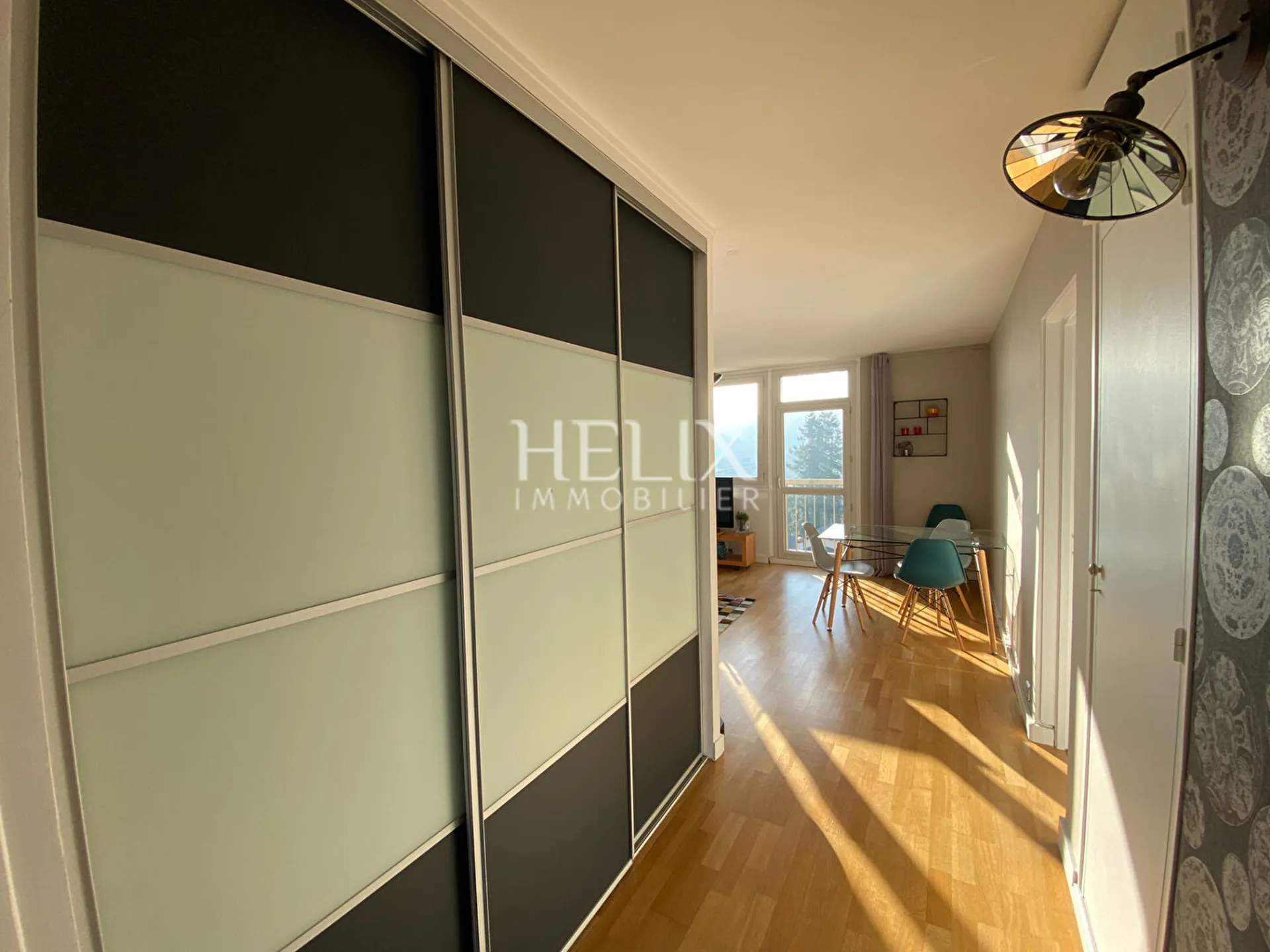 Le Pecq Rive gauche, appartement meublé en étage élevé avec ascenseur et balcon 