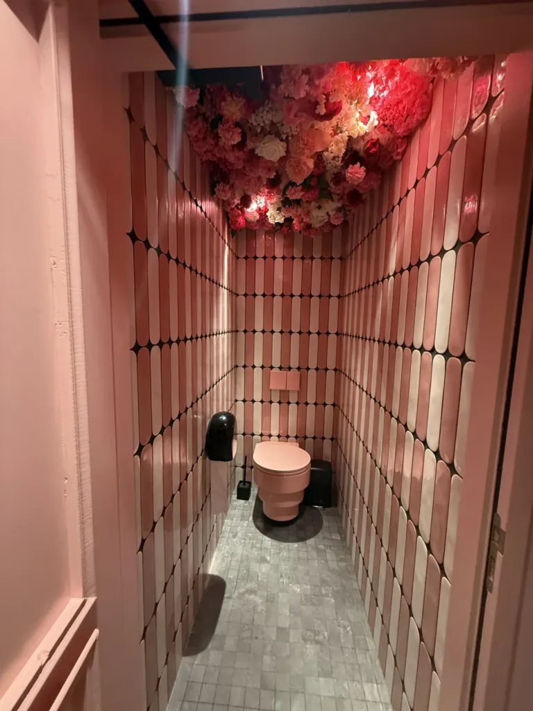 Création du restaurant Waikiki avec plage privée en bord de mer à Cannes