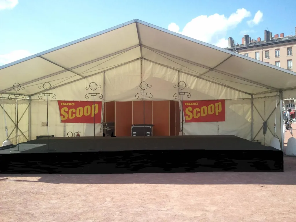 Location d'une estrade abritée avec un chapiteau place bellecour  à Lyon