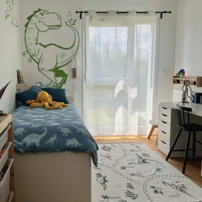 Chambre enfant avec rangements sur-mesure et décoration chaleureuse, par l’Atelier D. architecte d’intérieur à Bordeaux