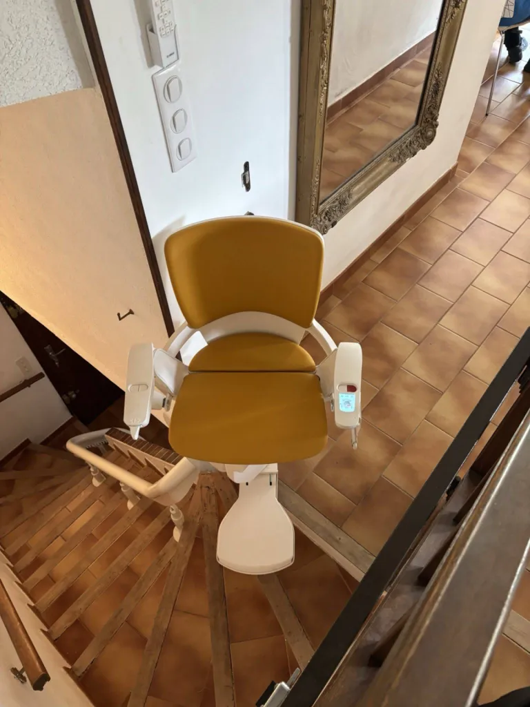 Le pivot motorisé du fauteuil monte escalier OTOLIFT Smart facilite les operations dans cet escalier intérieur 2/4 tournant entre Manosque et Forcalquier