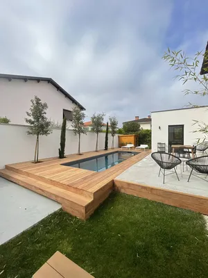 Pose de terrasse en bois cumaru autour d'une piscine à Labège proche de Toulouse
