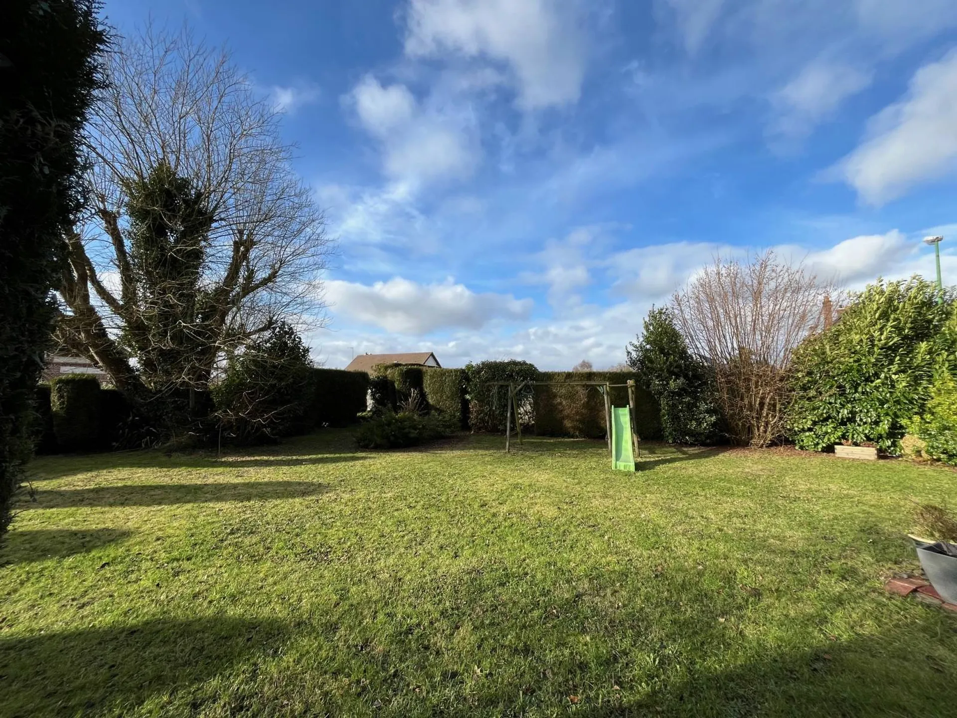 Maison de caractère, à vendre, offrant de beaux volumes, située à Betteville