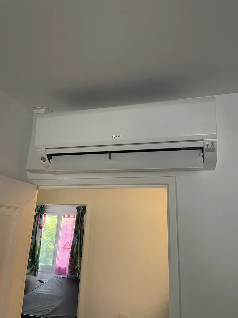 Split intérieur de climatisation réversible diffusant une chaleur confortable en hiver et de la fraîcheur en été à Villefranche sur Saône 