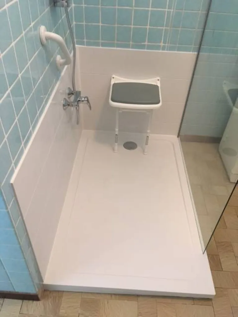 Douche idéale remplacement de Baignoire par douche sénior sécurisée à La Plagne, aux Ménuires et à Val Thorens en Savoie (73) Auvergne Rhône Alpes