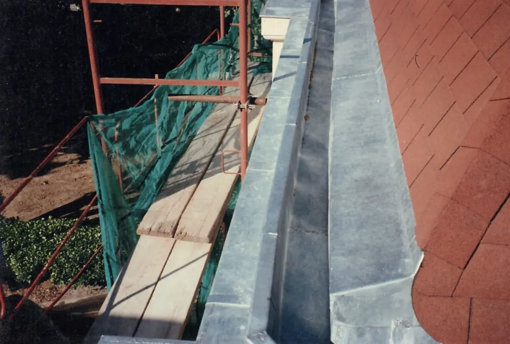 Réalisation de zinguerie en zinc sur rives et noue pour toiture durable et étanche dans le Gard