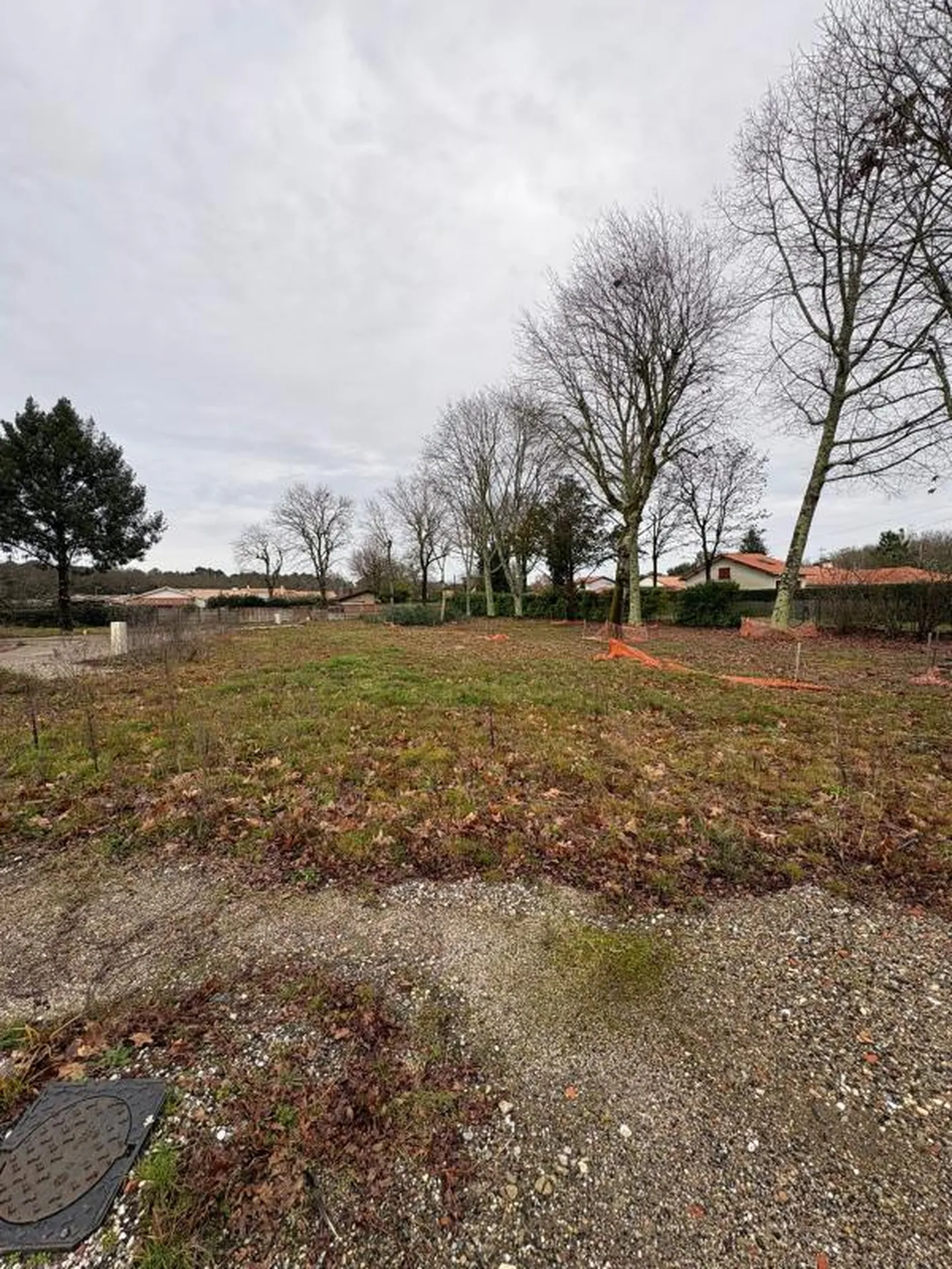Venez découvrir ce terrain constructible de 419M² viabilisé sur la commune de Saint Médard en Jalles proche des commerces