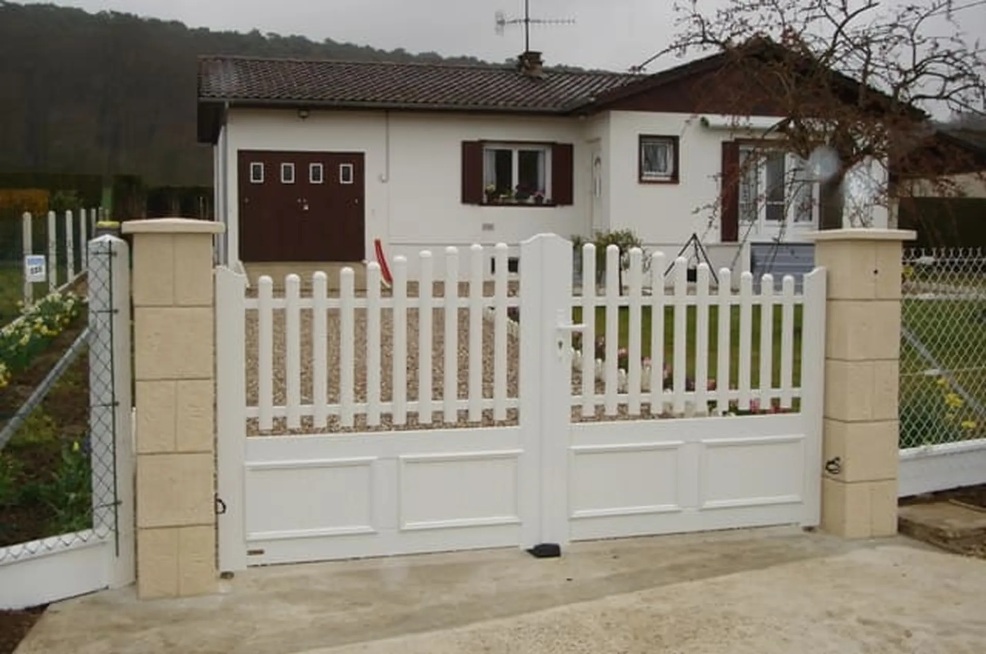 Installation de Portail PVC Battant, Modèle Traditionnel Plein ou Ajouré Sans Entretien à Beuzeville dans l'Eure 27 et Pont-Audemer