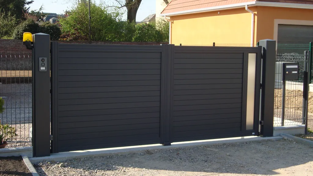 Installation de Portail automatisé en PVC à battants, Portillon coordonné et Clôtures de jardin à Beuzeville dans l’Eure 27 et ses Alentours