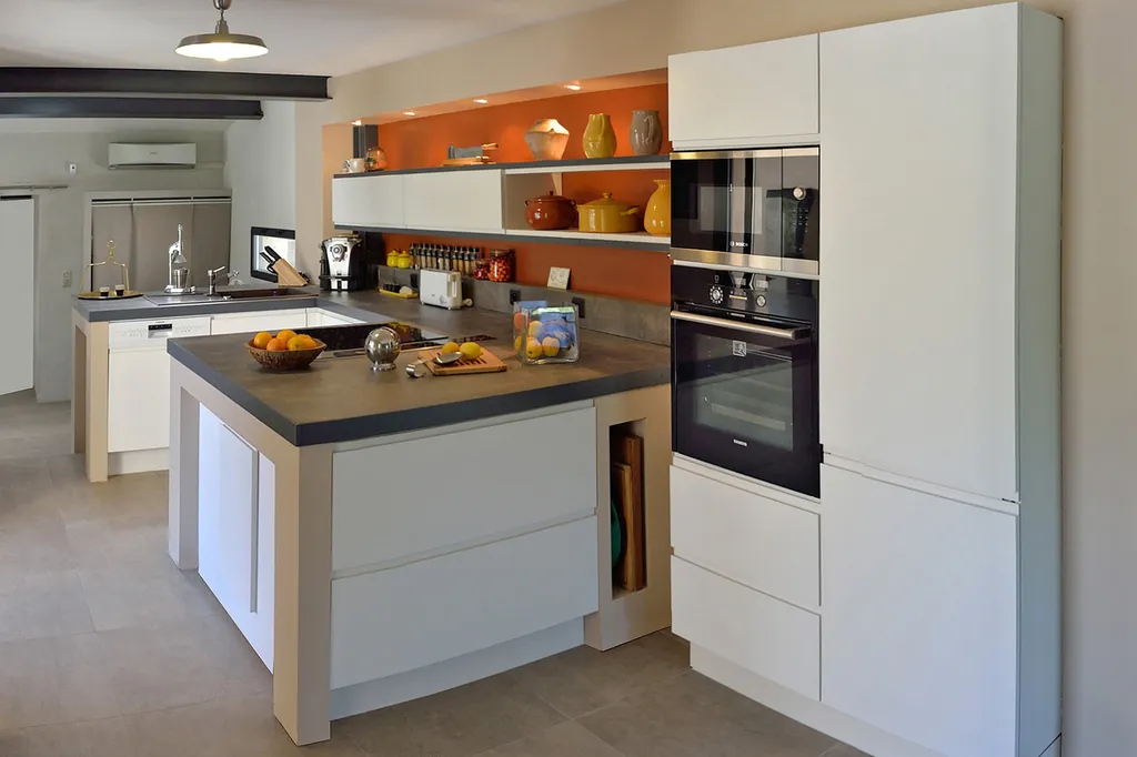 Pernes-les-Fontaines, propriété contemporaine avec piscine, espace spa et dépendances   