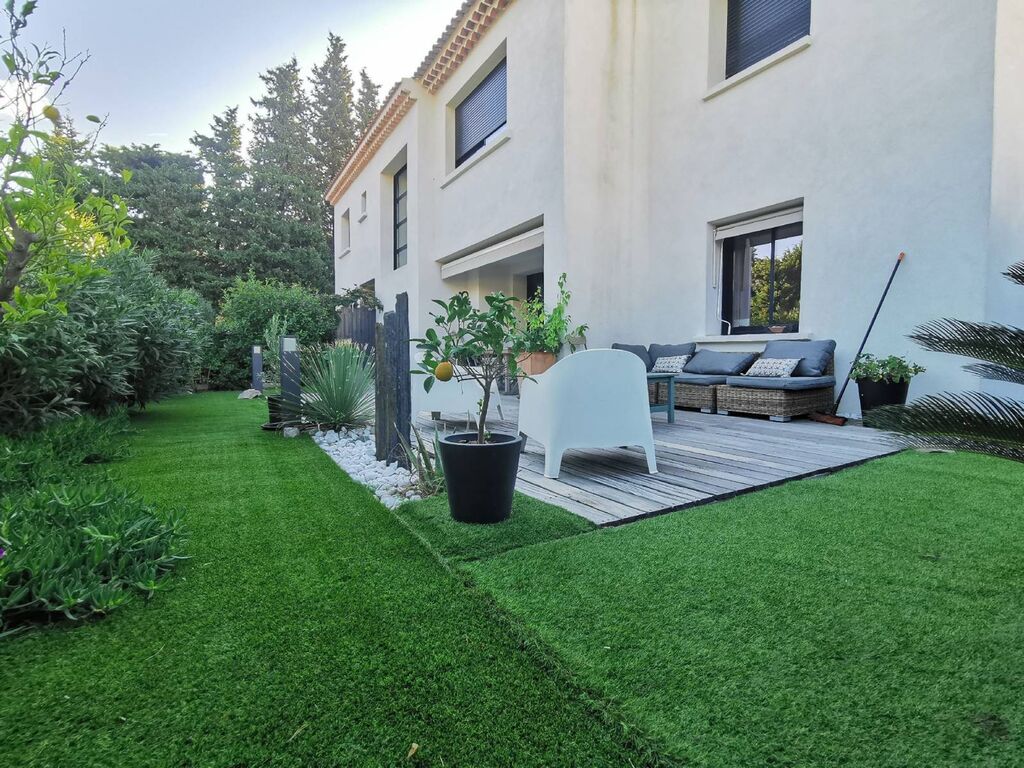 Appartement Cassis  dans le centre du village avec jardin et deux parkings privés