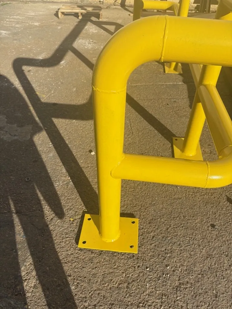 FABRICATION DANS NOS ATELIERS A MARTIGUES DE BARRIERE DE SECURITE PASSAGE PIETON AVEC PLATINES DE FIXATION GARDANNE VITROLLES