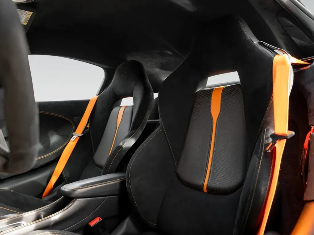 Sièges baquets sport en alcantara avec inserts orange de la 570S.
