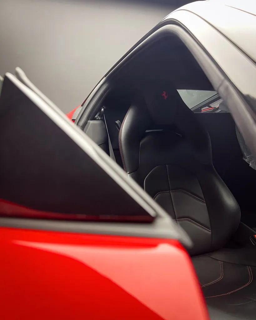 Rénovation complète du ciel de toit d’une Ferrari 488 GTB chez DSP Service