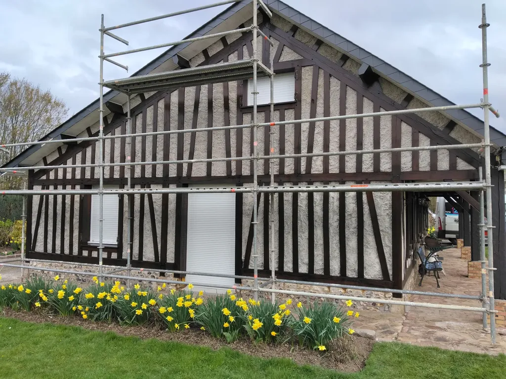 Rénovation de façade à colombage à Rouen : un devis personnalisé pour restaurer les boiseries extérieures de votre maison normande