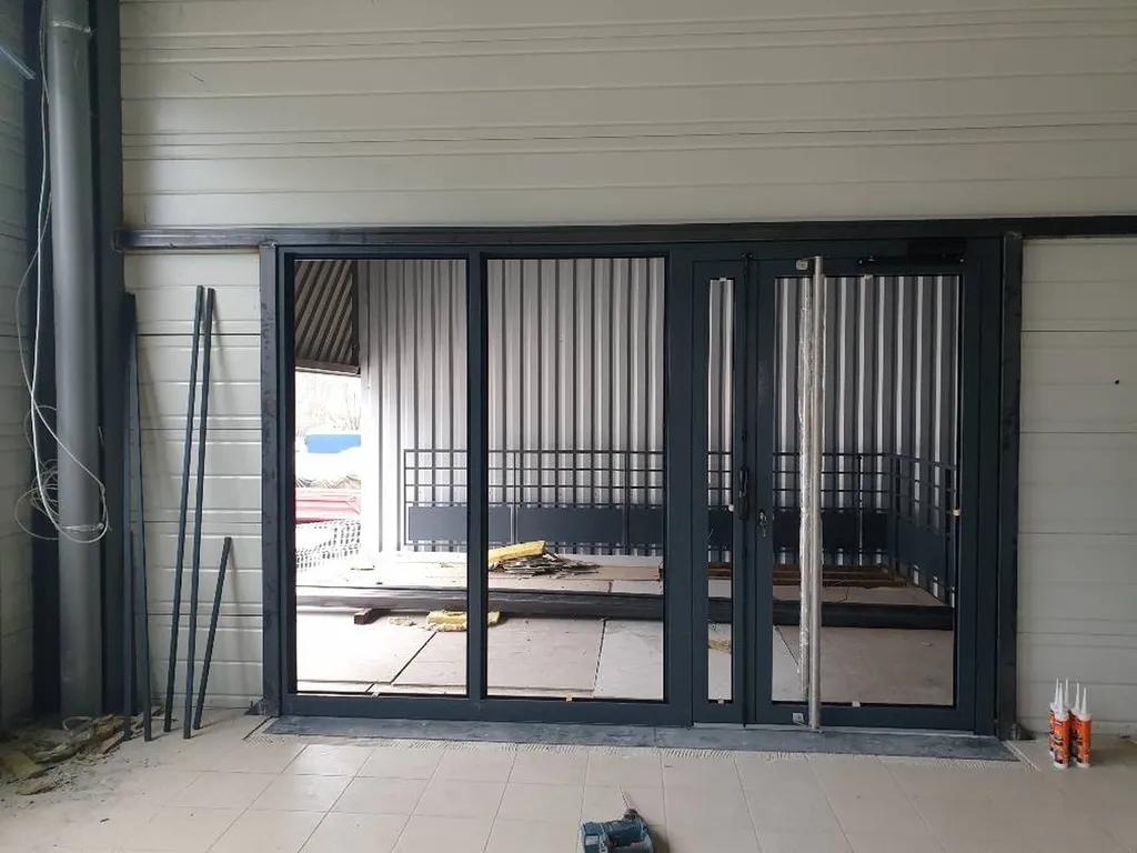 Fourniture et Pose de menuiseries aluminium en Savoie chez un industriel