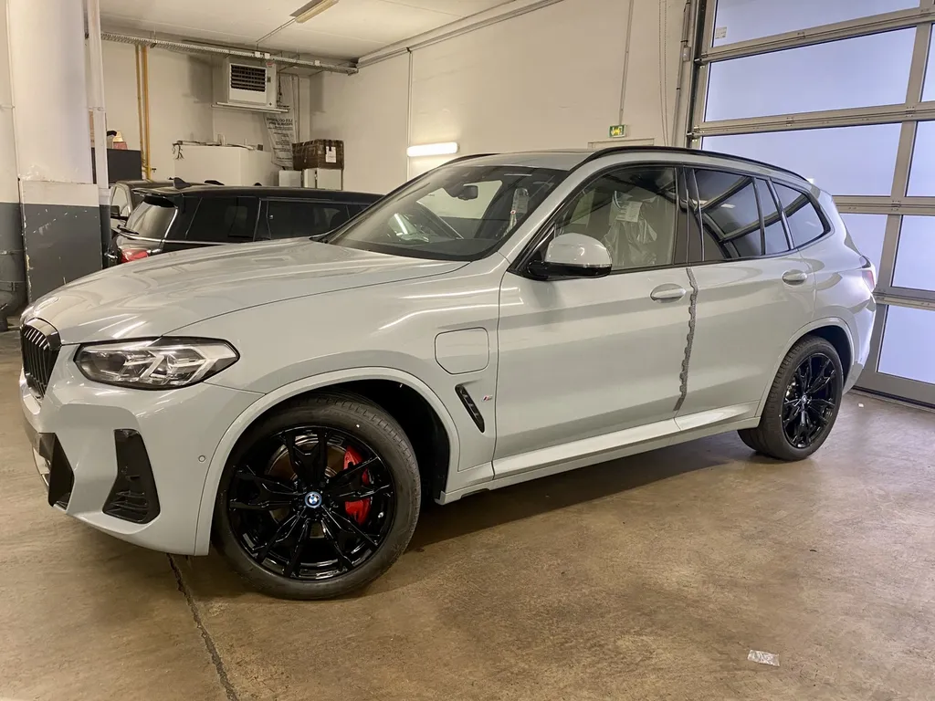 Mise en peinture des Jantes de BMW X3 pour la Concession BMW Marseille, platinum carrosserie proche de Marseille et d’Aubagne 