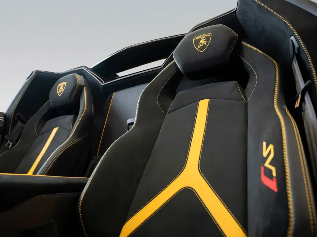 Sièges sport en Alcantara d’une Lamborghini Aventador SVJ Roadster à Bordeaux, offrant maintien optimal, finitions premium et identité sportive affirmée.
