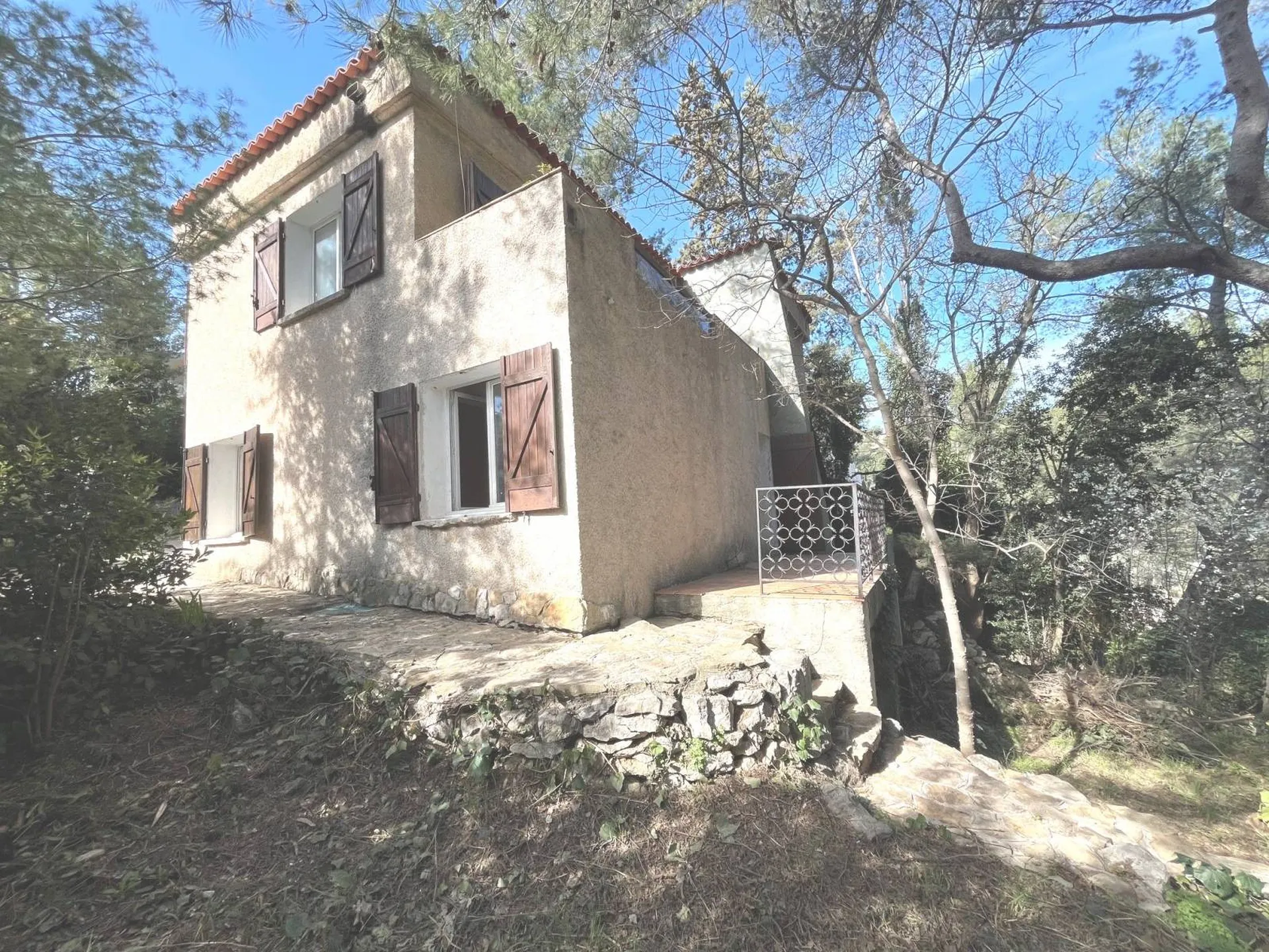 Villa à rénover sur deux niveaux Carnoux en Provence 6 chambres et grand garage