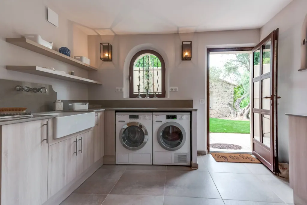 Conception et réalisation d'une lingerie au sous-sol d'une maison à Sanary sur Mer