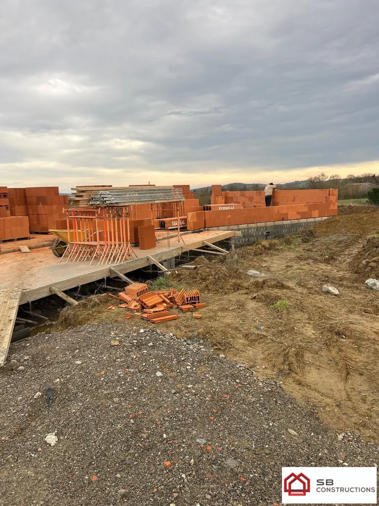 Construire une villa T5 RE2020 avec travertin naturel et confort thermique à Cadeillan, dans le Gers