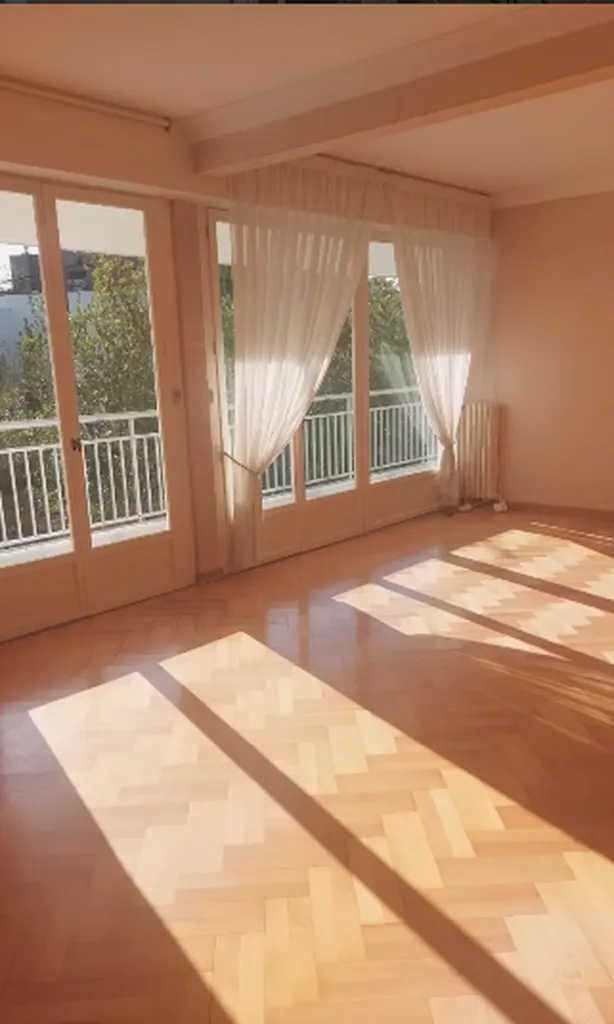 Salon lumineux avec parquet nettoyé et baies vitrées propres après un nettoyage après déménagement à Bordeaux