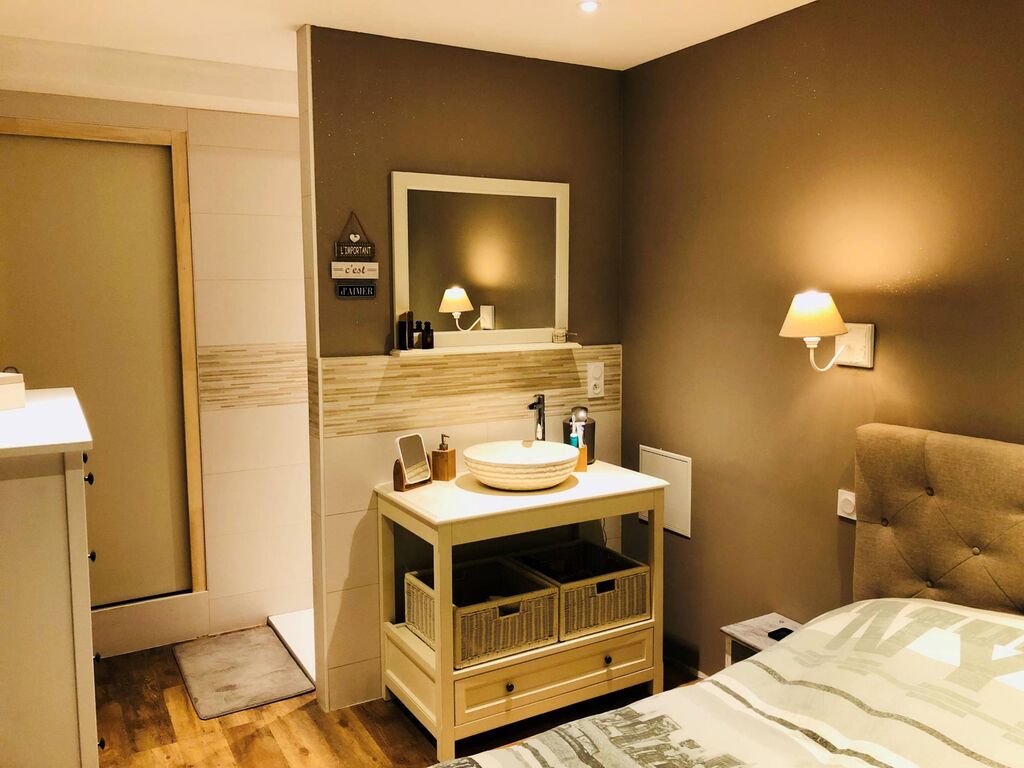 A vendre à Lisieux, maison avec jardin, trois chambres et un bureau