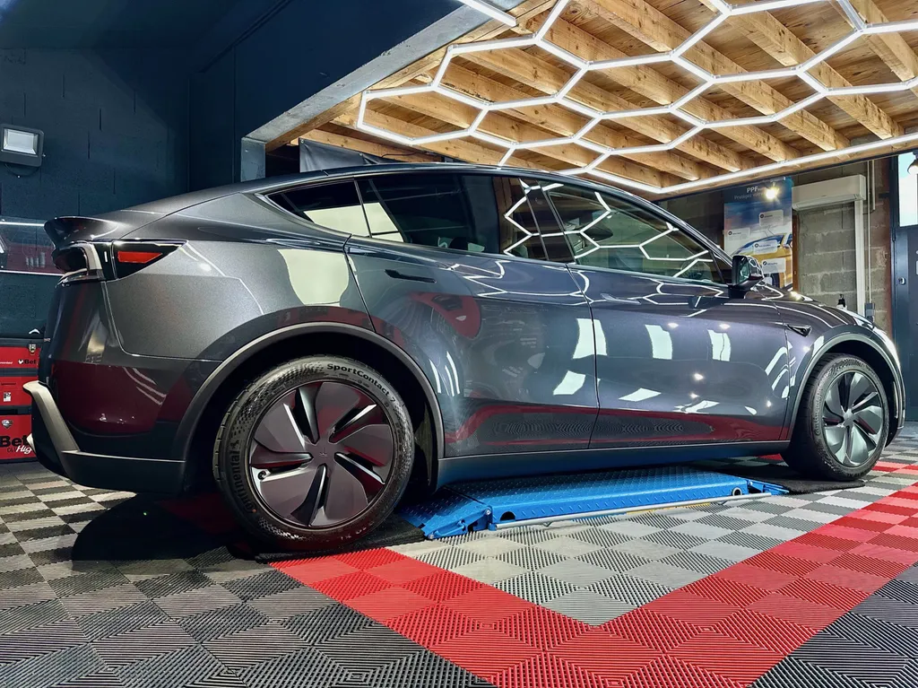 traitement céramique chez EMB DETAILING spécialiste Tesla sur Vaugneray 