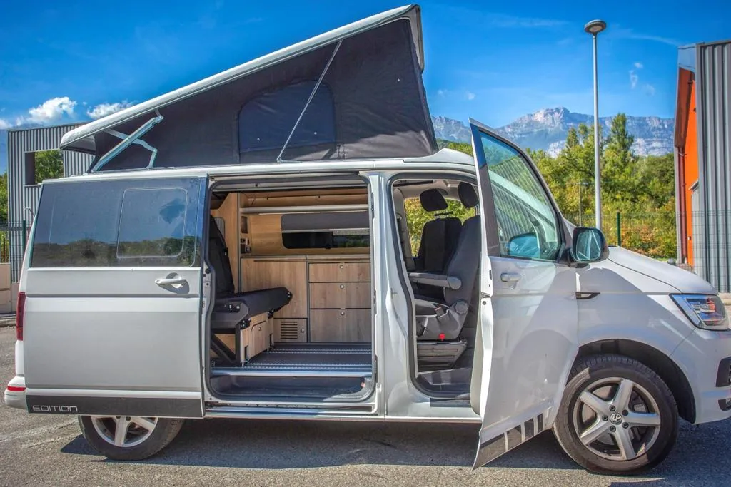 Aménagement intérieur d'un Van VW T6 Court à Annecy : transformation de van compact sur-mesure en Haute-Savoie