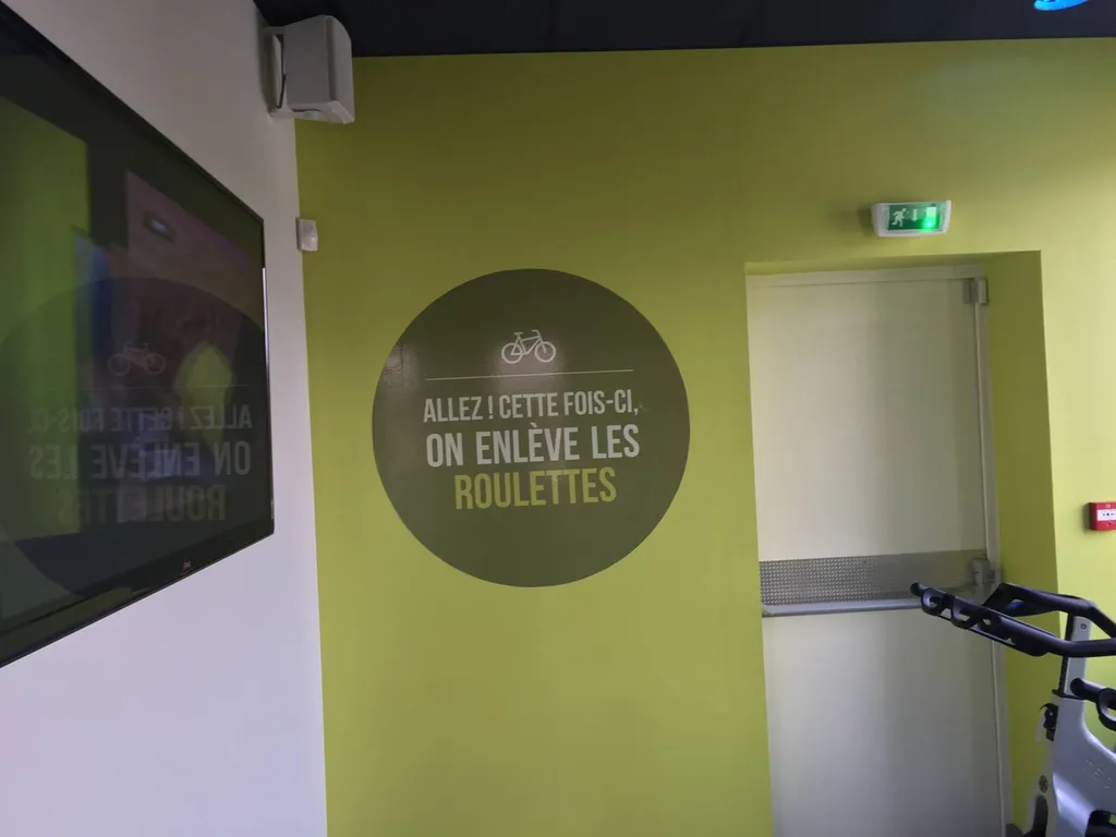 SIGNALÉTIQUE EN ADHÉSIF MURALE