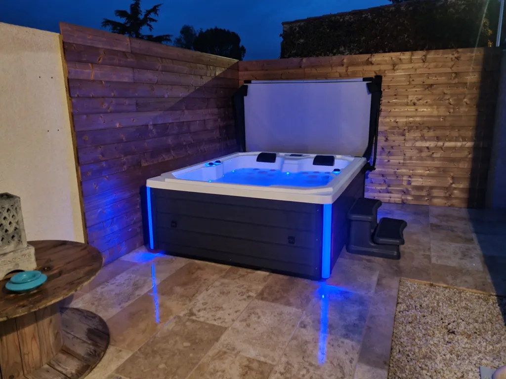 Mise en place d'un spa 3 places avec deux places allongées à Saze proche Rochefort du Gard