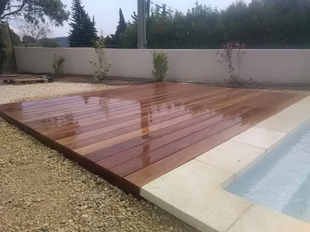 Pose terrasse en bois exotique piscine villa à La Fare les Oliviers