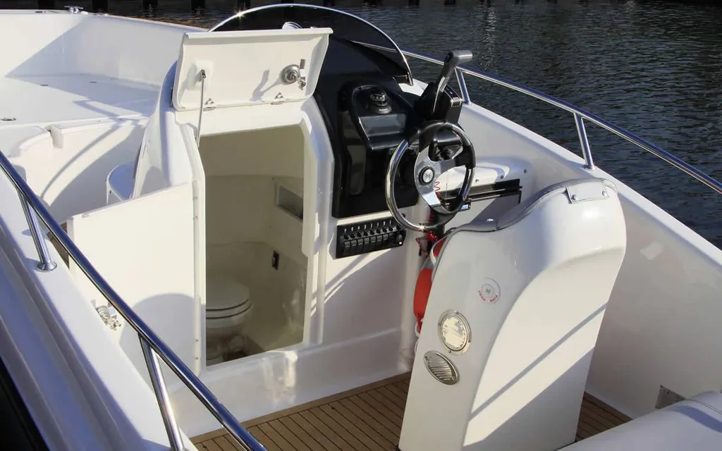 Bateau vedette hors bord à la vente sur le port de Bandol 