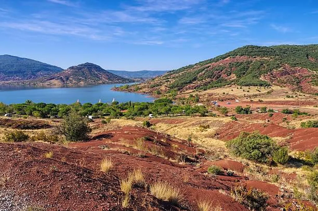 Le Lac du Salagou à 45 min du camping 4 étoiles à Vias-Plage bord de mer