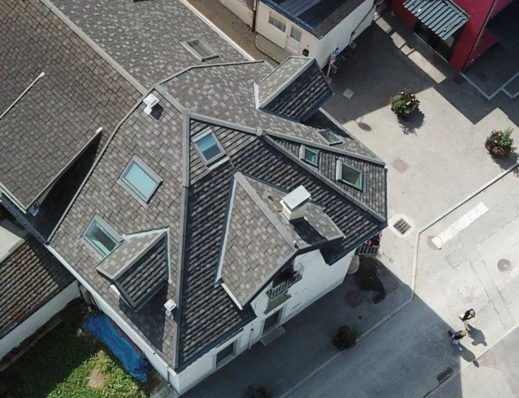 Petite tuile traditionnelle Decra Oberon ETS CRUAT sur le Vercors