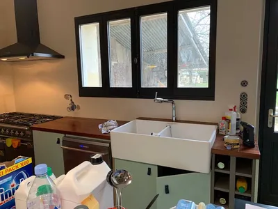 Etude, conception et création d'une fenêtre en bois double vantaux avec deux parties latérales fixes, traditionnelle sur paumelles