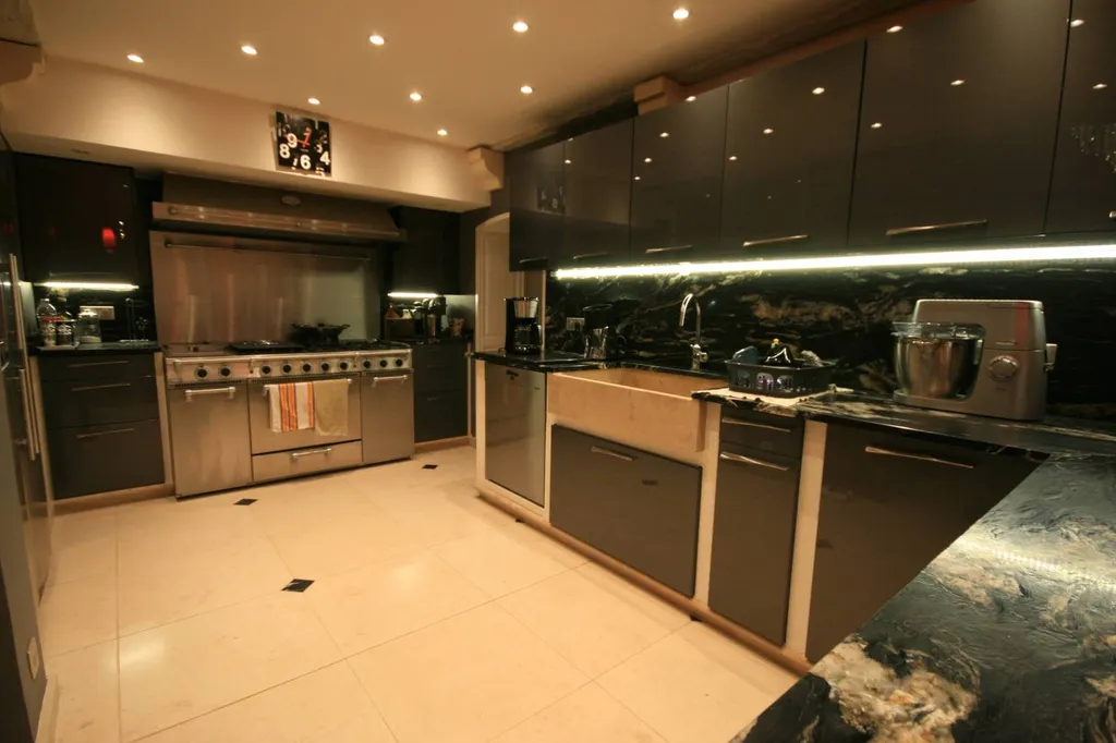 Concept design de cuisine en pierre et granit avec dallage au sol