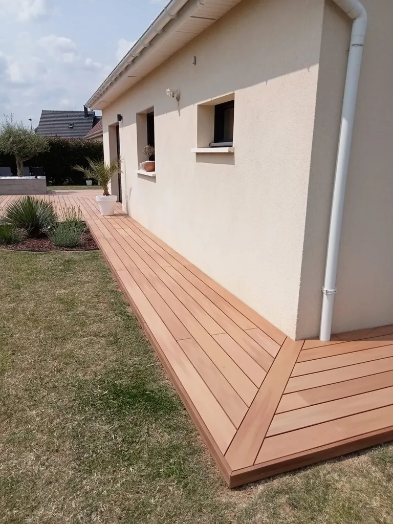 Réalisation d'une terrasse et trottoir en lame composite proche Rouen en Seine Maritime